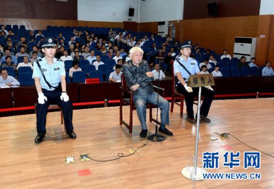 9月29日，方廣云在庭審現(xiàn)場。當(dāng)日，“合肥房叔”腐敗窩案核心人物方廣云在安徽省廬江縣出庭受審。 新華社記者 郭晨 攝