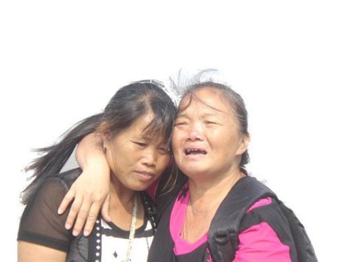 見到救命恩人魏冬桂（左），沈愛蘭十分激動