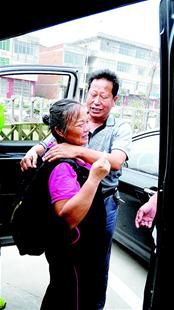 離別時(shí)，沈愛蘭（左）擁抱救命恩人李春富