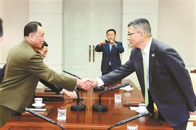 10月15日，韓國國防部國防政策室室長柳濟升和朝鮮人民武裝力量部偵查總局局長金英哲分別率團出席板門店