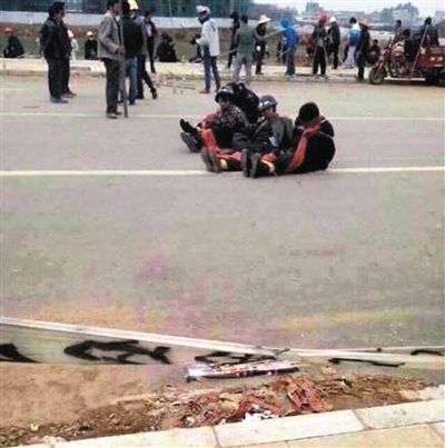 14日，沖突現(xiàn)場(chǎng)，幾名頭戴鋼盔的人被捆綁著。圖/東方IC