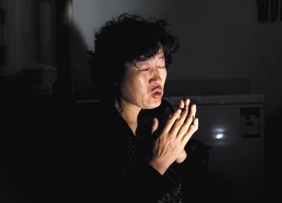 昨日,呼格吉勒?qǐng)D的媽媽尚愛(ài)云在內(nèi)蒙古呼市家中講述這些年來(lái)的上訪經(jīng)歷。本版圖片/新京報(bào)記者 郭鐵流