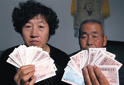 尚愛(ài)云夫婦展示上訪留下的車票,這些只是一部分。