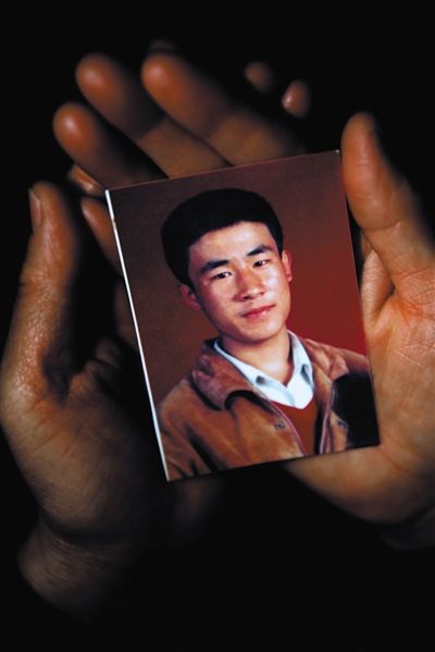 尚愛(ài)云捧著兒子的照片。