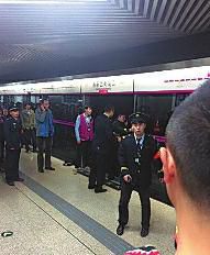 昨日18時(shí)57分，北京地鐵5號(hào)線惠新西街南口一女子遭遇不幸。昨晚9時(shí)記者在中日友好醫(yī)院發(fā)現(xiàn)女子已不幸身亡，女子遇險(xiǎn)是被夾在安全門和地鐵門中間，列車啟動(dòng)后掉下站臺(tái)。