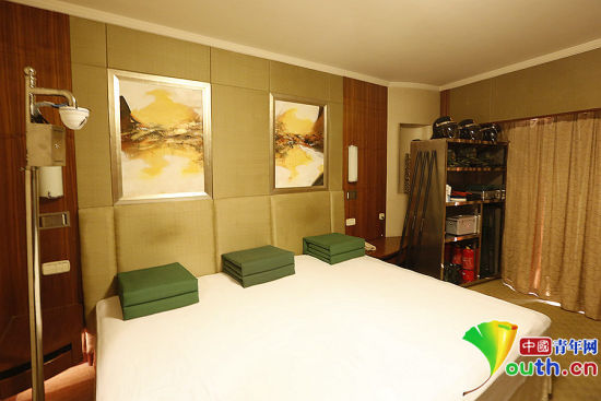 雖然在五星級(jí)飯店房間駐守，但武警官兵自帶被褥及生活用品，將兩張單人床拼成三人通鋪使用。