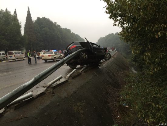 瘋狂途觀撞人逃逸又惹禍，一家四口殞命車輪