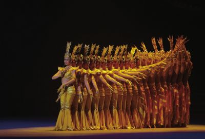 在歡迎晚宴上，上演經(jīng)典節(jié)目千手觀音。新華社發(fā)