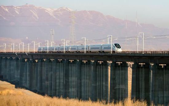 11月16日，從烏魯木齊南站首發(fā)的D8602次列車(chē)駛往哈密。