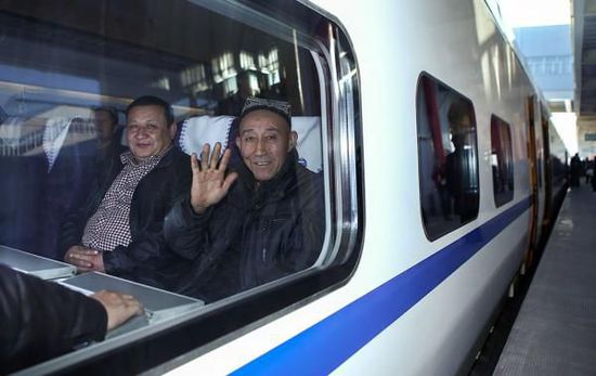 11月16日，旅客乘坐從烏魯木齊南站首發(fā)的D8602次列車(chē)。