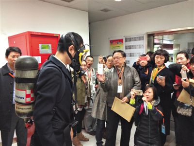 昨天，地鐵4號(hào)線北京南站站，地鐵工作人員為人大代表演示應(yīng)急氧氣瓶佩戴方式。新京報(bào)記者