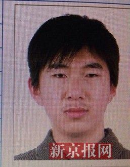 犯罪嫌疑人李小龍，27歲，唐山樂亭人。村干部說李小龍經(jīng)常把自己關(guān)在家里