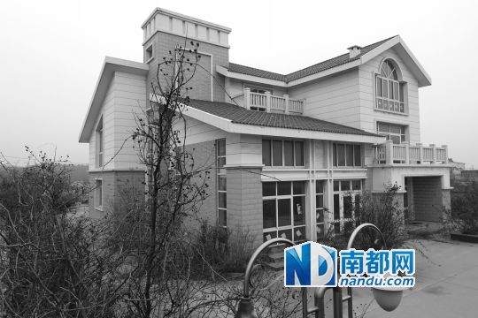 　馬超群在赤土山村村委會旁的別墅，就是以“自來水維護站”的名義拿的地。