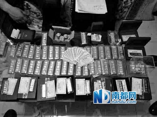 　馬超群家中金條清點現(xiàn)場。