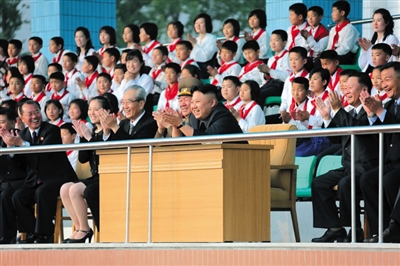 5月2日，金正恩與金與正（前排左二）一起觀看比賽。