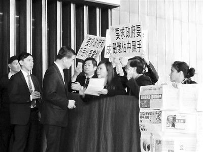 撐警大聯(lián)盟召集人李偲嫣2日到特首辦請愿，要求政府嚴(yán)厲處置“占中三子”和“雙學(xué)”的代表。