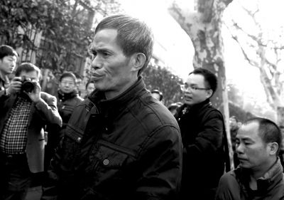 被告人林森浩的父親林尊耀準(zhǔn)備進(jìn)入法院。