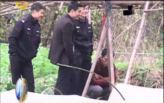 一個見習(xí)警官，一個二級警司，和一個便衣人員站在菜地里笑。