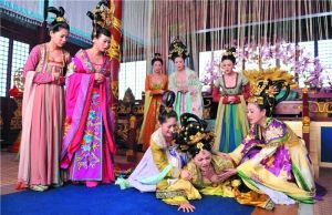 戲里一眾妃嬪的裝扮都相當(dāng)“吸睛”。