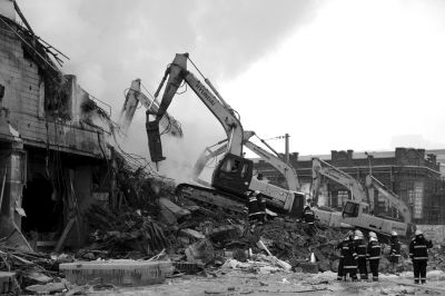 3日下午，挖掘機在現場作業(yè)。 譚青/攝