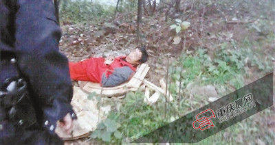 在草叢中睡覺的男子竟是名網(wǎng)上逃犯。