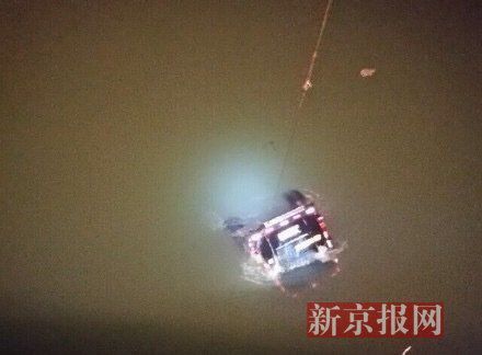 運鈔車打撈現(xiàn)場。