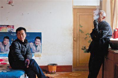 父親抽煙，兒子不語(yǔ)。逃跑的越南新娘，給袁迎賓父子帶來(lái)的是失落。新京報(bào)記者