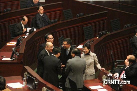 答問大會之前，港府司局長等高官聚談（中評社 鄧冠英攝）