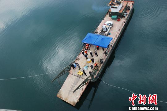 警方四次到百米深的湖中打撈被害人遺體。