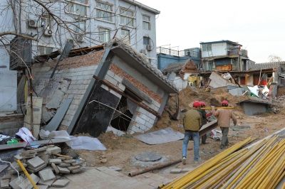 坍塌事故發(fā)生后，房屋傾倒在地面上。記者 徐曉帆/攝