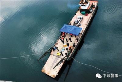 為搜尋深水沉尸，杭州警方租用的船只在水面作業(yè)。本版圖片/杭州警方提供