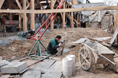 東城區(qū)北鑼鼓巷與小經(jīng)廠胡同之間一處四合院內(nèi)，工人進(jìn)入已經(jīng)挖好的地下室內(nèi)施工。