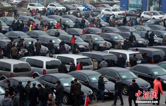 2015年1月25日，首批國(guó)家和中央機(jī)關(guān)取消的公務(wù)用車(chē)在北京亞運(yùn)村汽車(chē)交易市場(chǎng)拍賣(mài)。106輛公務(wù)用車(chē)