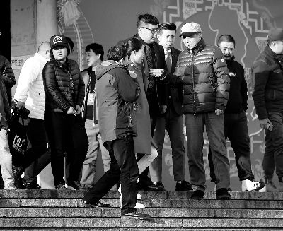 彩排后，高曉攀、尤憲超和不知名女演員聆聽馮鞏總結訓話