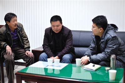 1月7日，陜西省榆林市，國家信訪局第五督查組成員王治鐸（右一）與兩名信訪人約談。 楊凱 攝