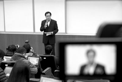 2月8日，在臺北福華會館，復(fù)興航空代表劉忠繼向媒體介紹家屬說明會溝通情況。新華社發(fā)