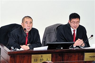 1月5日，呼市中院審理趙志紅案。律師謝飛（左）和張瑞軍（右）出庭為趙志紅辯護(hù)。