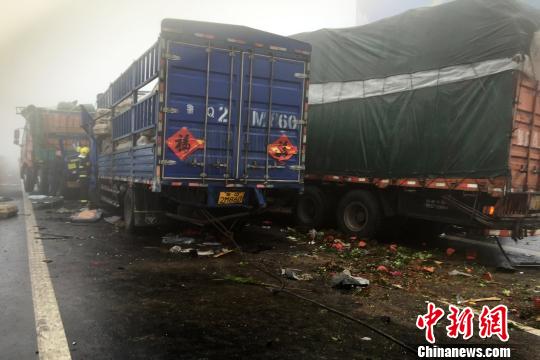 圖為21日，蘭南高速河南段車禍?zhǔn)鹿尸F(xiàn)場一片狼藉?！」啤z