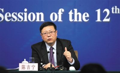 昨日，十二屆全國人大三次會議新聞中心，環(huán)保部部長陳吉寧回答中外記者提問。新京報(bào)記者 陳杰 攝