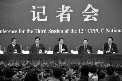 昨日，政協(xié)十二屆三次會(huì)議舉行記者會(huì)，五位嘉賓回答中外記者提問(wèn)。京華時(shí)報(bào)記者王海欣攝