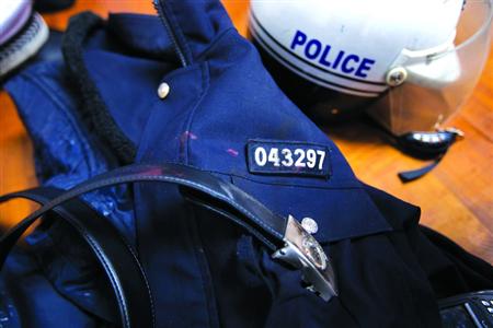 在閔行區(qū)虹橋派出所的一角，擺放著茆盛泉曾經(jīng)最愛的警服?！?43297”的警號、深色的警服依稀可見已經(jīng)凝固的血跡，警用皮帶也斷裂了。