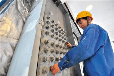 工人在內(nèi)部安裝鋼結(jié)構(gòu)。