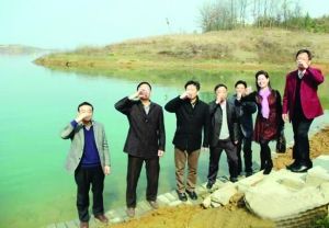 活動(dòng)儀式現(xiàn)場，一眾人舀起漳河水直接喝下