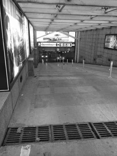 　　國貿(mào)360的地下車庫，坡陡讓人膽寒。