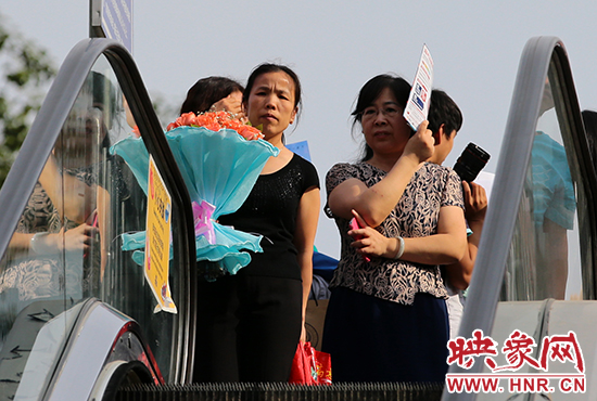 有一種情，你我日日相見，從不言表，但會抱著鮮花等候歸人。