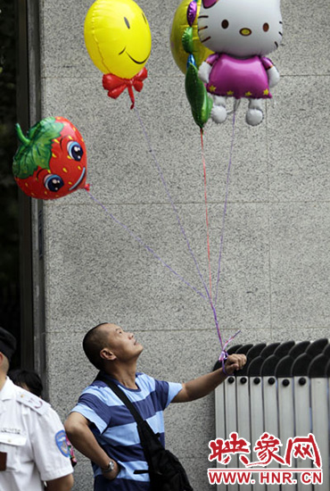 他希望你像hello kitty一樣可愛，露出笑臉。