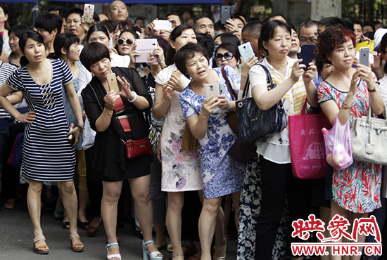 你在人群中，只有找到你，她們才會松下眉間的皺紋。