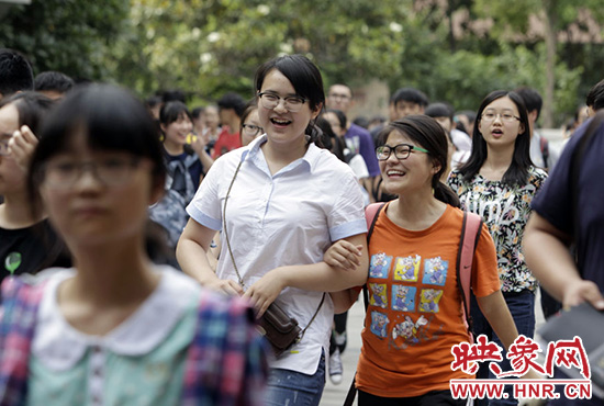 也有一種情，平日嬉笑怒罵，針鋒相對，只有別離時才會牽手擁抱。