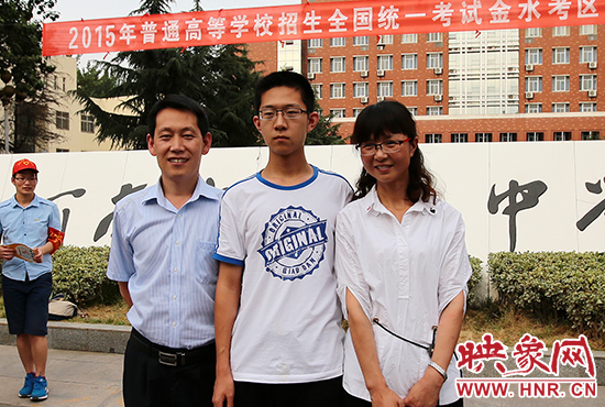 高考結束的那一刻，就意味著離別，別了曾經的班級、老師、朋友、甚至戀人。