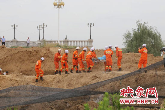 12點07分，又一人被抬出